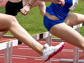 Enquete Remunerar - Inteligência em meritocracia Female sprinter leaping over hurdles